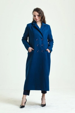 Una modella di abbigliamento all'ingrosso indossa sns11049-lined-patterned-long-coat-indigo, vendita all'ingrosso turca di Cappotto di SENSE