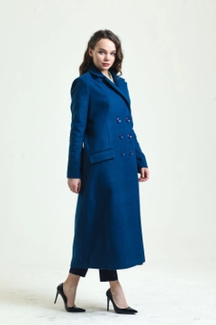 Een kledingmodel uit de groothandel draagt sns11049-lined-patterned-long-coat-indigo, Turkse groothandel Jas van SENSE