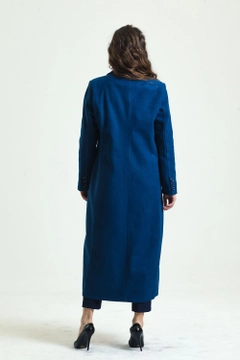Een kledingmodel uit de groothandel draagt sns11049-lined-patterned-long-coat-indigo, Turkse groothandel Jas van SENSE