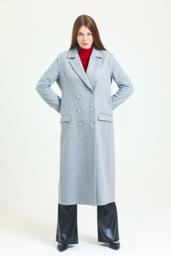 Ένα μοντέλο χονδρικής πώλησης ρούχων φοράει sns11054-lined-long-plus-size-cashmere-coat-gray, τούρκικο Σακάκι χονδρικής πώλησης από SENSE