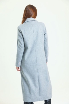 Een kledingmodel uit de groothandel draagt sns11054-lined-long-plus-size-cashmere-coat-gray, Turkse groothandel Jas van SENSE