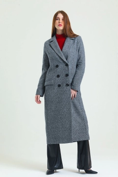 Una modelo de ropa al por mayor lleva sns11057-houndstooth-patterned-long-coat-gray, Abrigo turco al por mayor de SENSE
