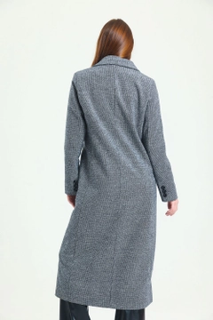 Ένα μοντέλο χονδρικής πώλησης ρούχων φοράει sns11057-houndstooth-patterned-long-coat-gray, τούρκικο Σακάκι χονδρικής πώλησης από SENSE