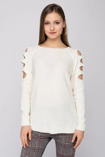 A wholesale clothing model wears  Off Shoulder Knitwear Sweater - Ecru
, Turkish wholesale Sweater of SENSE