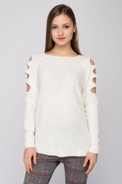 A wholesale clothing model wears sns11070-off-shoulder-knitwear-sweater-ecru, Turkish wholesale Sweater of SENSE