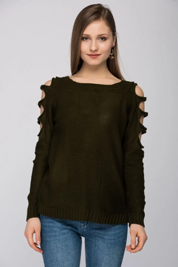 Ein Bekleidungsmodell aus dem Großhandel trägt  Schulterfreier Strickpullover – Khaki
, türkischer Großhandel Pullover von SENSE