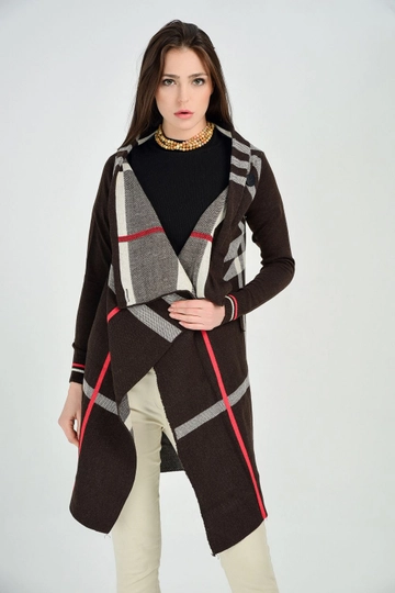 Hurtowa modelka nosi  Kardigan W Kratę Z Prążkowanymi Rękawami – Brązowo-kamienny
, turecka hurtownia Sweter rozpinany firmy SENSE