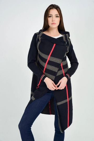 Bir model, SENSE toptan giyim markasının  Fitilli Kol Ekose Hırka - Lacivert & Vizon
 toptan Hırka ürününü sergiliyor.