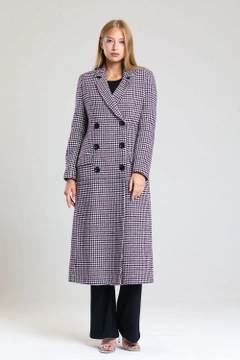 Ένα μοντέλο χονδρικής πώλησης ρούχων φοράει sns11085-lined-stash-long-coat-purple, τούρκικο Σακάκι χονδρικής πώλησης από SENSE