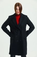 Bir model,  toptan giyim markasının sns11107-lined-stamp-plus-size-coat-black toptan  ürününü sergiliyor.