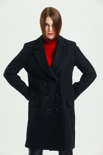 Una modella di abbigliamento all'ingrosso indossa  Cappotto Foderato Plus Size Stamp - Nero
, vendita all'ingrosso turca di Cappotto di SENSE