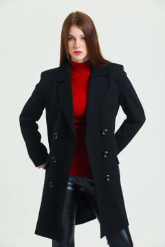 Een kledingmodel uit de groothandel draagt sns11107-lined-stamp-plus-size-coat-black, Turkse groothandel Jas van SENSE
