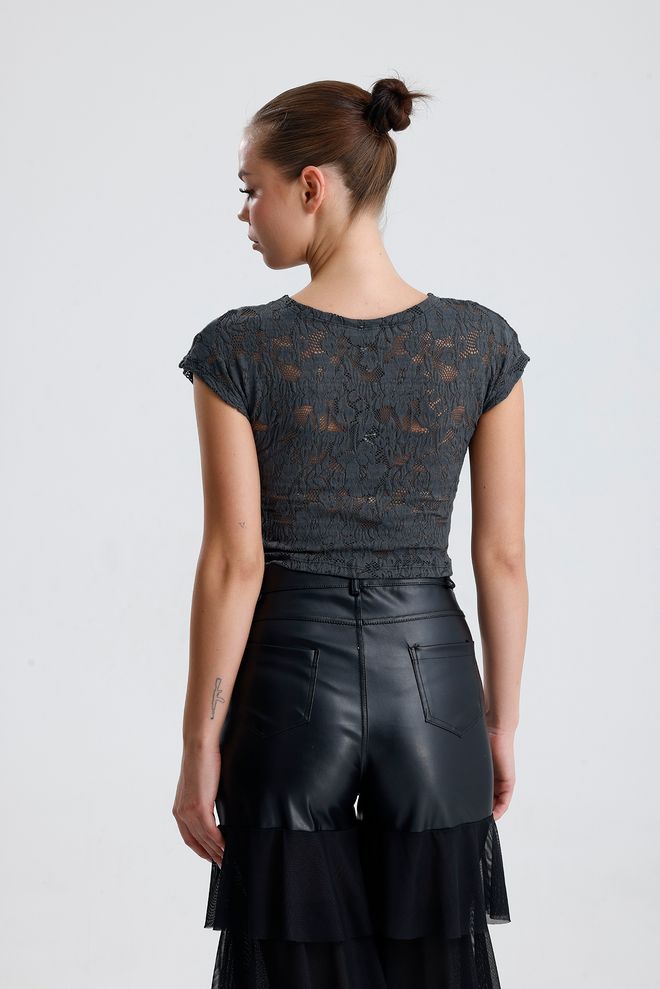 SENSE بلوزة سوداء مزهرة بقصة ضيقة وأكمام كاب قصيرة ملابس بالجملة جنسي