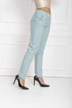 Ein Bekleidungsmodell aus dem Großhandel trägt sns10056-mint-waist-bridged-ornamental-stitched-trousers, türkischer Großhandel Hose von SENSE