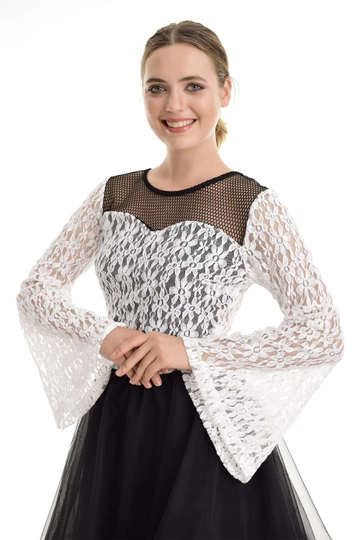 A wholesale clothing model wears  White Spanish Sleeve Open Back Lace Evening Dress Blouse
, Turkish wholesale Blouse of SENSE