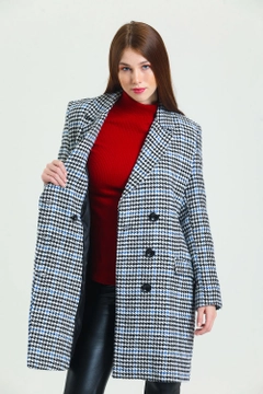 Ένα μοντέλο χονδρικής πώλησης ρούχων φοράει sns10072-black-saks-goose-feet-6-button-lined-cashmere-coat, τούρκικο Σορτσάκι χονδρικής πώλησης από SENSE