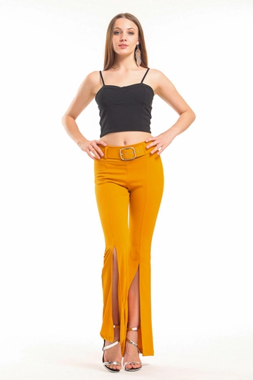 Bir model, SENSE toptan giyim markasının  Hardal Kemerli Paça Volanlı Pike Çelik  Pantolon
 toptan  ürününü sergiliyor.