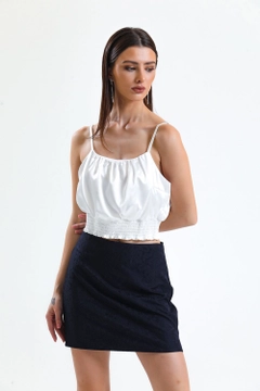 Bir model, SENSE toptan giyim markasının sns10088-navy-blue-jacquard-mini-skirt_etk32609 toptan Etek ürününü sergiliyor.