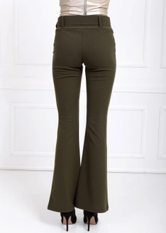 Bir model, SENSE toptan giyim markasının sns10015-khaki-spanish-leg-belted-knitted-fabric-trousers-pnt32439 toptan Pantolon ürününü sergiliyor.