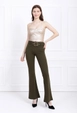 Bir model,  toptan giyim markasının sns10015-khaki-spanish-leg-belted-knitted-fabric-trousers-pnt32439 toptan  ürününü sergiliyor.