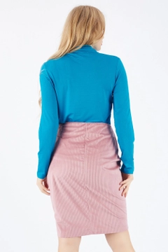 A wholesale clothing model wears sns10035-powder-hidden-zipper-long-velvet-skirt, Turkish wholesale Skirt of SENSE
