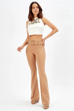 Een kledingmodel uit de groothandel draagt sns10141-beige-flared-belted-knitted-fabric-trousers-pnt32439, Turkse groothandel Broek van SENSE