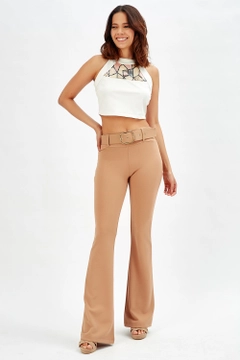 Una modelo de ropa al por mayor lleva sns10141-beige-flared-belted-knitted-fabric-trousers-pnt32439, Pantalón turco al por mayor de SENSE