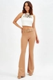 Bir model,  toptan giyim markasının sns10141-beige-flared-belted-knitted-fabric-trousers-pnt32439 toptan  ürününü sergiliyor.