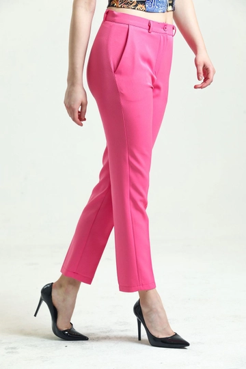 Bir model, SENSE toptan giyim markasının  A.Fuşya Pantolon - Bilekte Atlas Kumas Pantolon
 toptan Pantolon ürününü sergiliyor.
