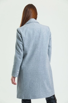 Ένα μοντέλο χονδρικής πώλησης ρούχων φοράει sns10113-gray-6-button-lined-cashmere-coat, τούρκικο Σορτσάκι χονδρικής πώλησης από SENSE
