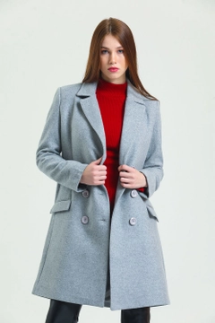 Un mannequin de vêtements en gros porte sns10113-gray-6-button-lined-cashmere-coat, Short en gros de SENSE en provenance de Turquie