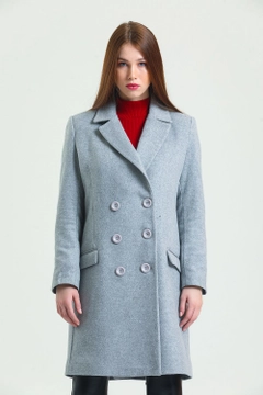 Bir model, SENSE toptan giyim markasının sns10113-gray-6-button-lined-cashmere-coat toptan Şort ürününü sergiliyor.