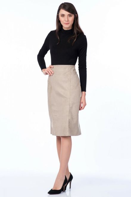A wholesale clothing model wears  Beige Long Suede Skirt
, Turkish wholesale  of SENSE