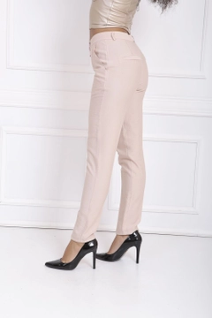 Bir model, SENSE toptan giyim markasının sns10255-beige-waist-belted-ornamental-stitched-trousers toptan Pantolon ürününü sergiliyor.