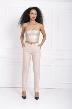 Bir model, SENSE toptan giyim markasının sns10255-beige-waist-belted-ornamental-stitched-trousers toptan Pantolon ürününü sergiliyor.