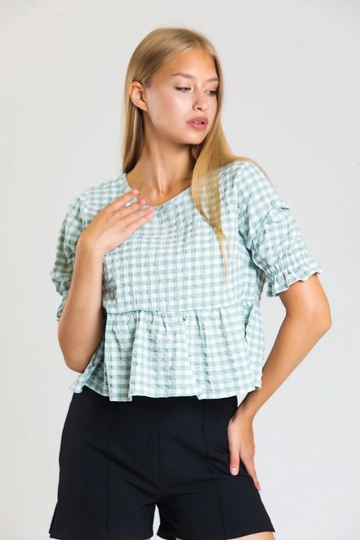 A wholesale clothing model wears  Green Buttoned Back Short Sleeve Seersucker Blouse
, Turkish wholesale Blouse of SENSE