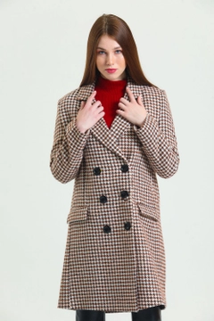 Een kledingmodel uit de groothandel draagt sns10281-black-brown-houndstooth-6-button-lined-cashew-coat, Turkse groothandel Korte broek van SENSE