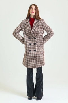 Ένα μοντέλο χονδρικής πώλησης ρούχων φοράει sns10281-black-brown-houndstooth-6-button-lined-cashew-coat, τούρκικο Σορτσάκι χονδρικής πώλησης από SENSE