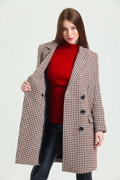 Ένα μοντέλο χονδρικής πώλησης ρούχων φοράει sns10281-black-brown-houndstooth-6-button-lined-cashew-coat, τούρκικο Σορτσάκι χονδρικής πώλησης από SENSE