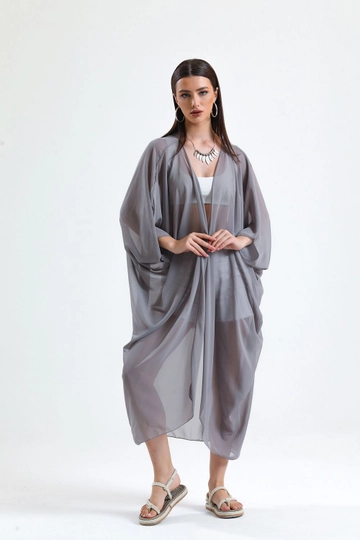 Bir model, SENSE toptan giyim markasının  Grı Şifon Plaj Kimono
 toptan Kimono ürününü sergiliyor.
