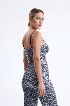 A wholesale clothing model wears sns10204-black-silver-leopard-gloped-zippered-sequined-bustier, Turkish wholesale Crop Top of SENSE