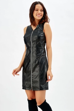 Bir model, SENSE toptan giyim markasının sns10212-black-front-zipper-leather-evening-dress toptan Elbise ürününü sergiliyor.