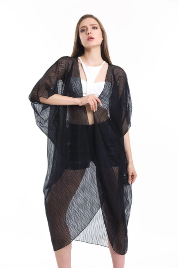 Una modelo de ropa al por mayor lleva  Quimono De Playa De Gasa Arrugada Negro
, Kimono turco al por mayor de SENSE