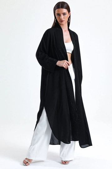 Bir model, SENSE toptan giyim markasının  Siyah Önü Taş Detaylı Abiye Kimono
 toptan Kimono ürününü sergiliyor.