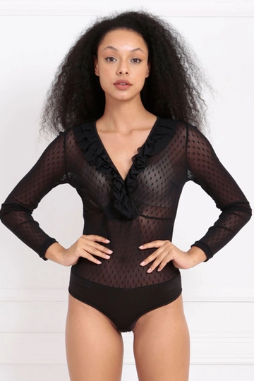 Bir model, SENSE toptan giyim markasının  Siyah Tül Ön Fırfırlı Agraflı Body
 toptan  ürününü sergiliyor.