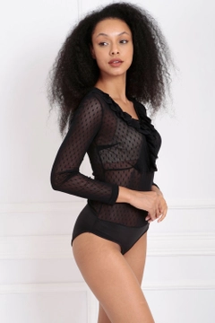 Bir model, SENSE toptan giyim markasının sns10345-black-tulle-front-frilled-sling-body toptan Bluz ürününü sergiliyor.