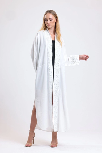 Ein Bekleidungsmodell aus dem Großhandel trägt  Weißer Abendkleid-Kimono Mit Steindetail Vorne
, türkischer Großhandel Kimono von SENSE