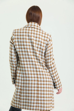 Een kledingmodel uit de groothandel draagt sns10349-gray-brown-houndstooth-6-button-lined-cashmere-coat, Turkse groothandel Jas van SENSE