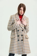 Bir model,  toptan giyim markasının sns10349-gray-brown-houndstooth-6-button-lined-cashmere-coat toptan  ürününü sergiliyor.