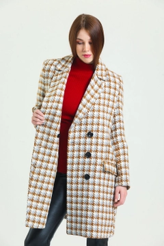 Ein Bekleidungsmodell aus dem Großhandel trägt sns10349-gray-brown-houndstooth-6-button-lined-cashmere-coat, türkischer Großhandel Mantel von SENSE
